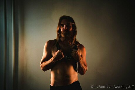 大きな黒い猫OnlyFans アートヌード 画像