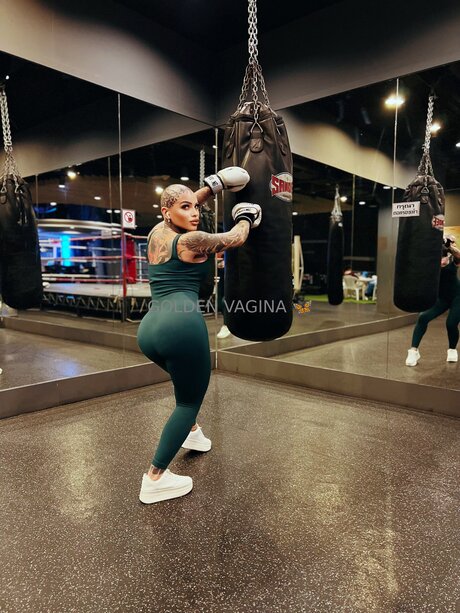 Goldenvagina ポルノモデル 写真