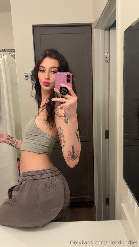 Pinkdoorbel ポルノスター ヌード 画像