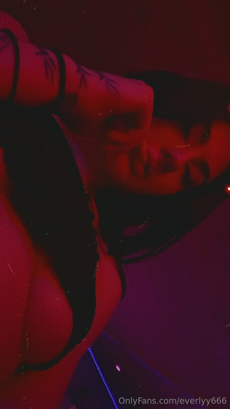 Everlyy666 裸モデル 画像