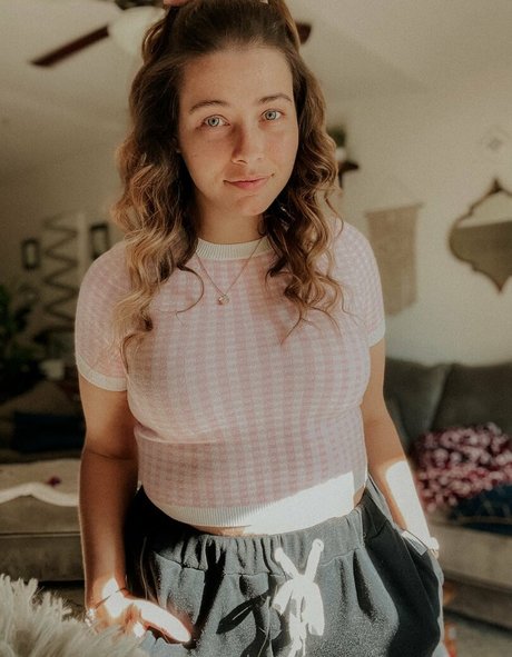 アナルパウグオンリーファンズ エロチック 写真