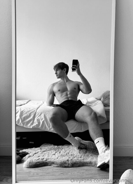 Evanginger エロティック女優 写真