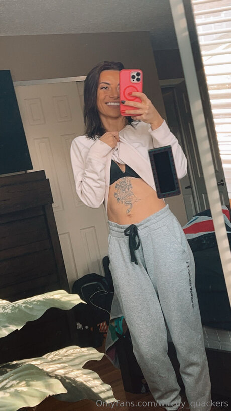 Witchy Quackers ポルノスター 写真