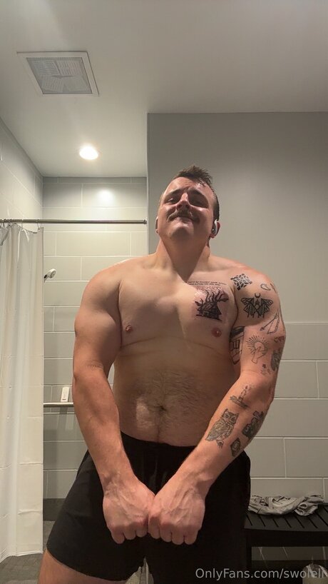 Swoleli ポルノスター HD 画像