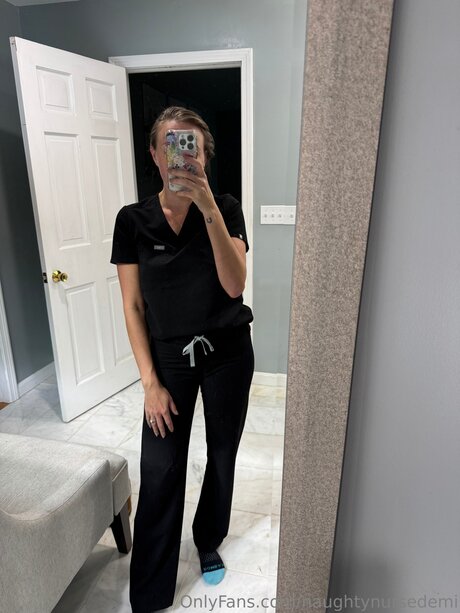 Naughtynursedemi ポルノスター 写真