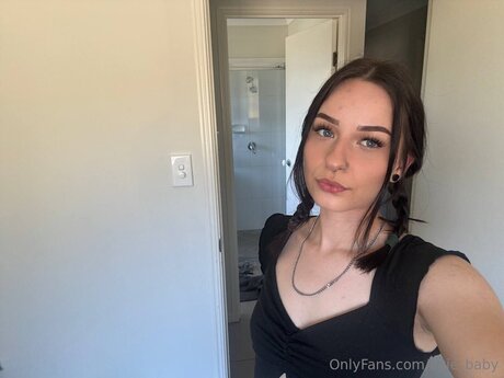 Avie Baby ヌードスター 写真