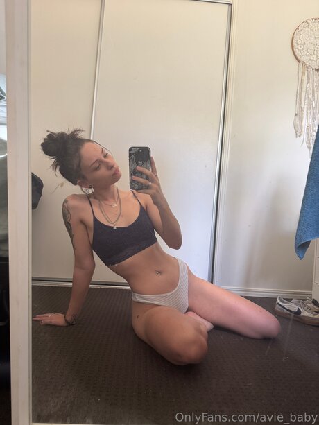 Avie Baby スター 裸 画像
