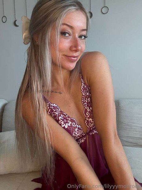 Lilyyymonroee エロティック女優 画像