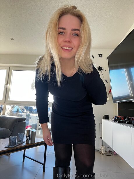 Bellablondofficial アダルトスター 写真