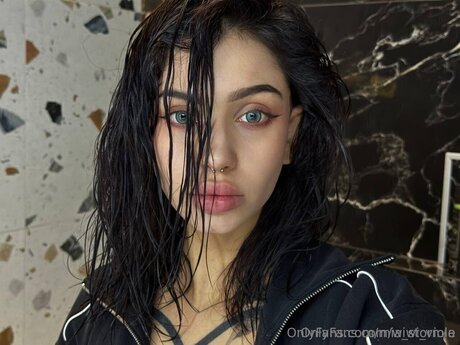 Wiwi Viola エロティック女優 写真