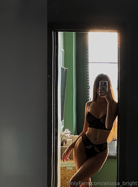 Alisssa Bright かわいいポルノスター 写真