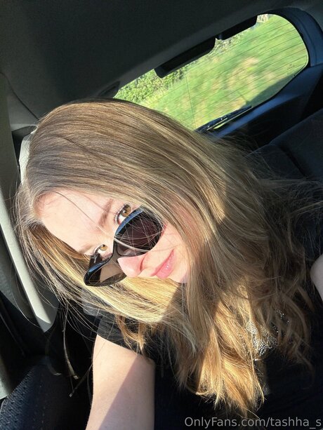 Tashha S アートスター 写真