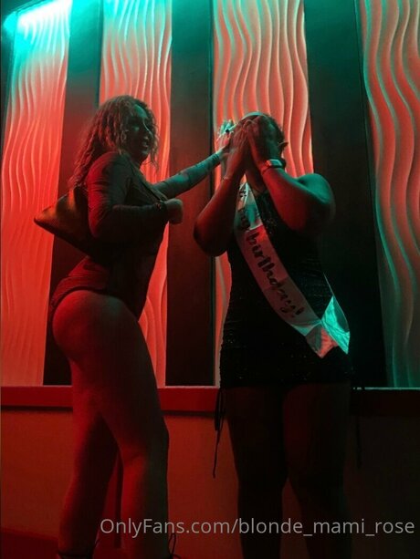 Blonde Mami Rose 素敵なモデル 写真