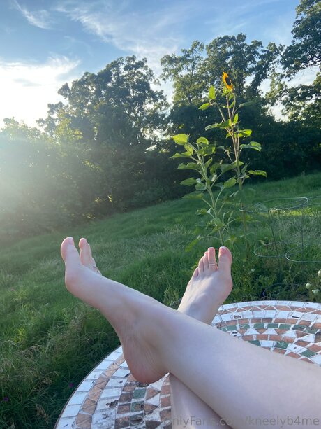 Kneelyb4me ヌードモデル ギャラリー