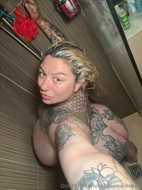 Katiesummerfree エロティックなスター 写真