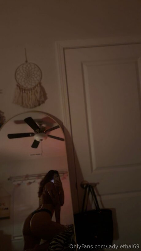 Ladylethal69 ヌードスター 写真