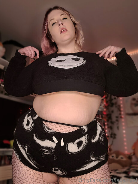 公共の場での猫のOnlyFans セクシーヌード ギャラリー