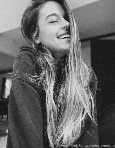 小柄なブロンドの熟女OnlyFans 無料ヌード ギャラリー