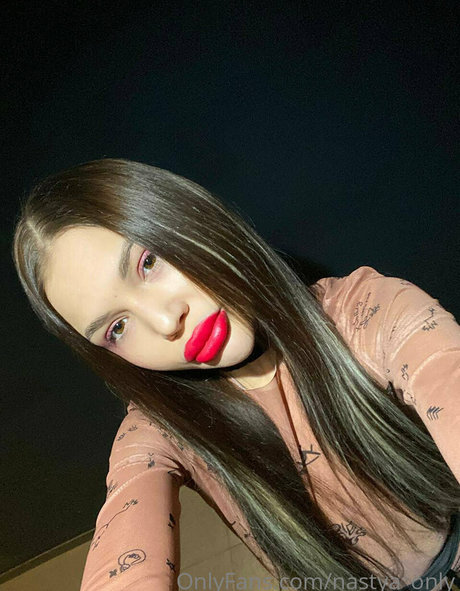 18歳のOnlyFans アート裸 画像