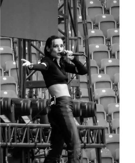 Jehnny Beth スター 裸 写真