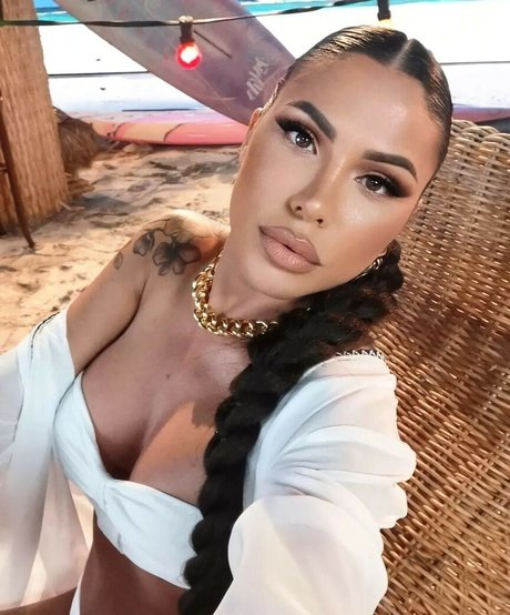 Sandra Afrika ポルノモデル 画像