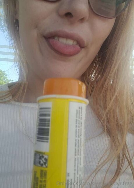 Sleepykitten Free かわいいモデル 写真