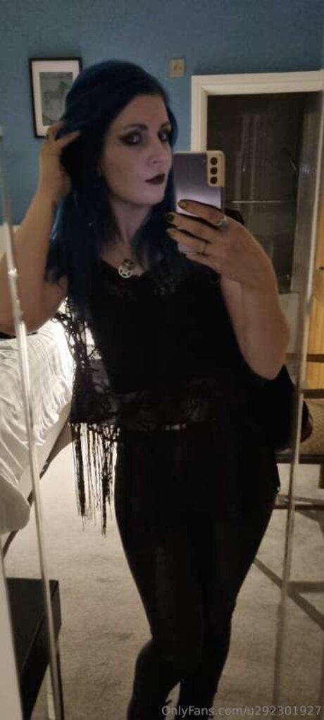 ニューハーフ 熟女 OnlyFans 無料セクシー 写真