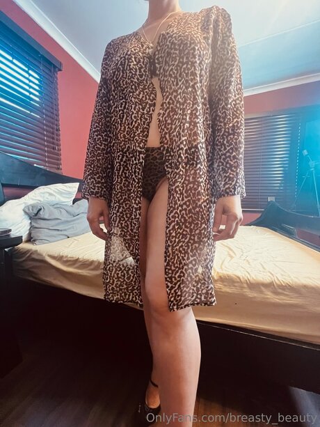 Breasty Beauty 裸の女優 ギャラリー