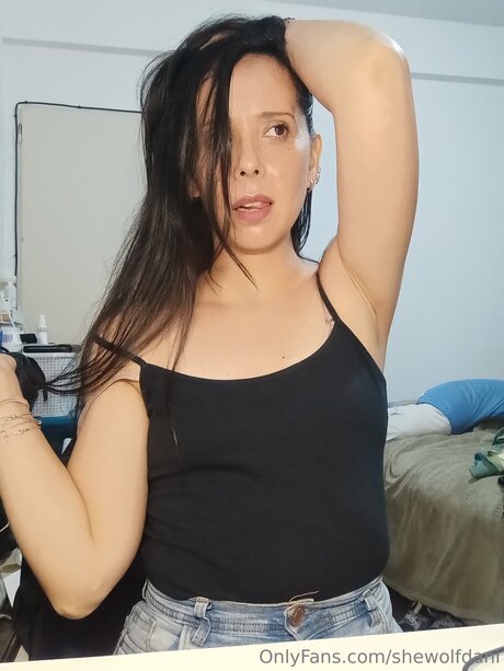 Shewolfdani ポルノモデル 画像
