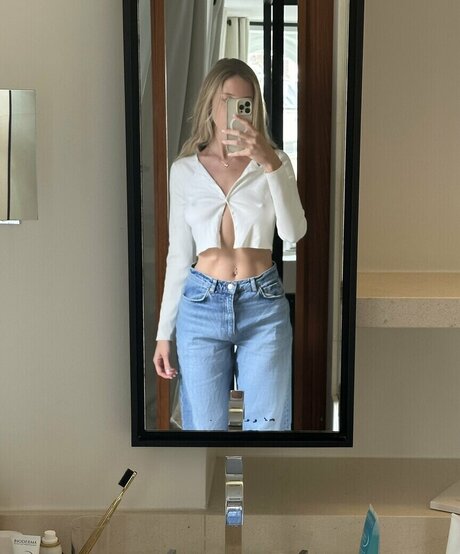 Olivia May NYC ポルノスター アート 画像