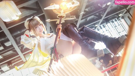 Iori Moe エロティックなスター 写真