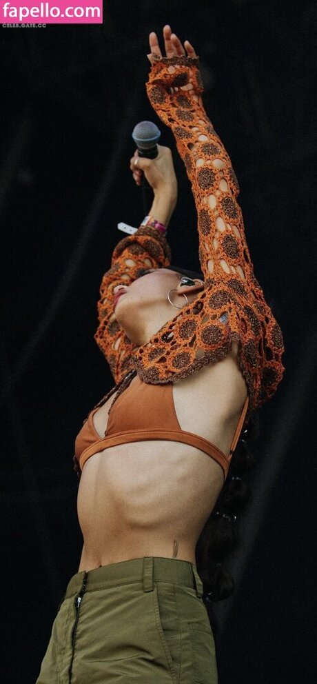 小柄なブロンドの熟女OnlyFans 裸 写真