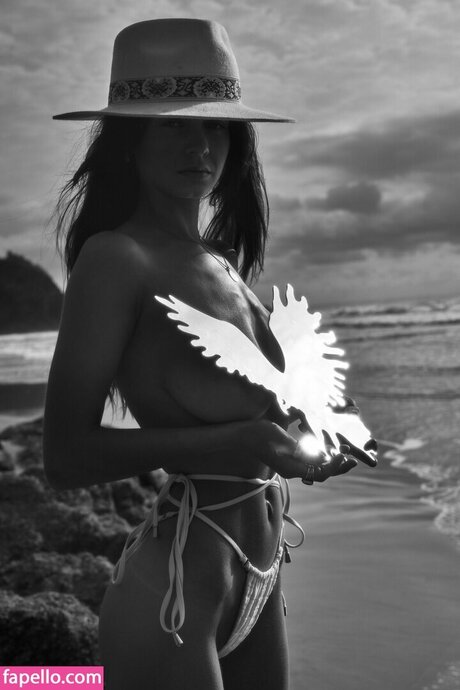 Chloe Campbell ヌードモデル 画像