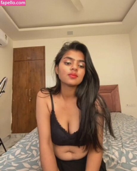 Emmy kapoor ヌード女優 写真