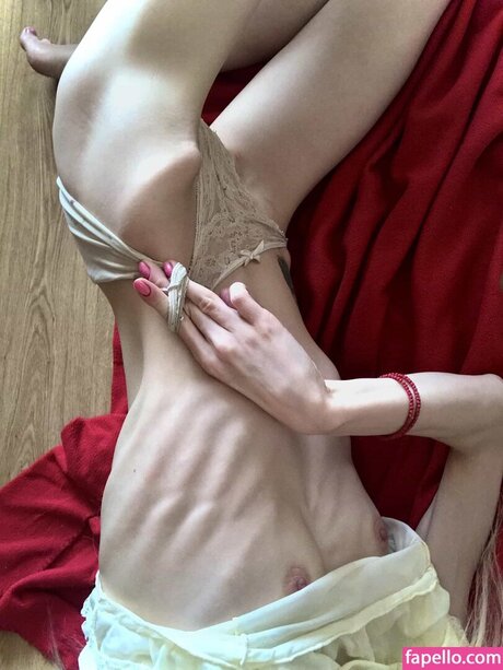 La Strawberry スター 裸 写真