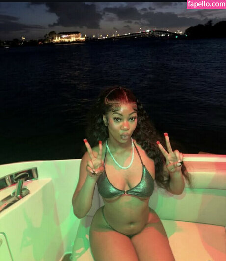 Cairothebiggesst ポルノスター 裸 画像