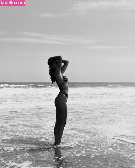 公共の場での猫のOnlyFans 美しいポルノ 写真