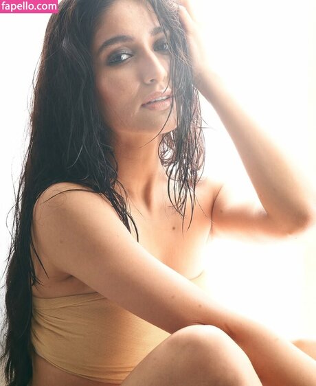 Ojasvi Sharma エロティックなスター 画像