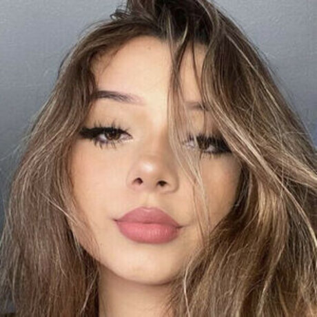 yessseeeniiaa かわいいポルノスター 画像