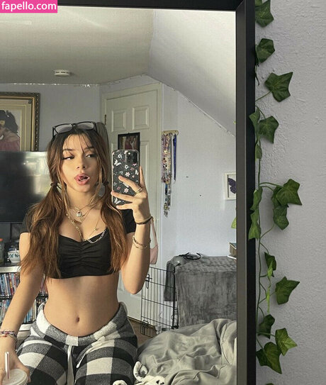 yessseeeniiaa スター 画像