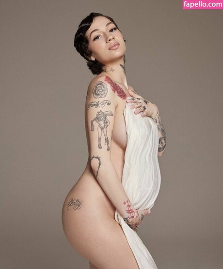 ルビーオンリーファン ポルノ 写真