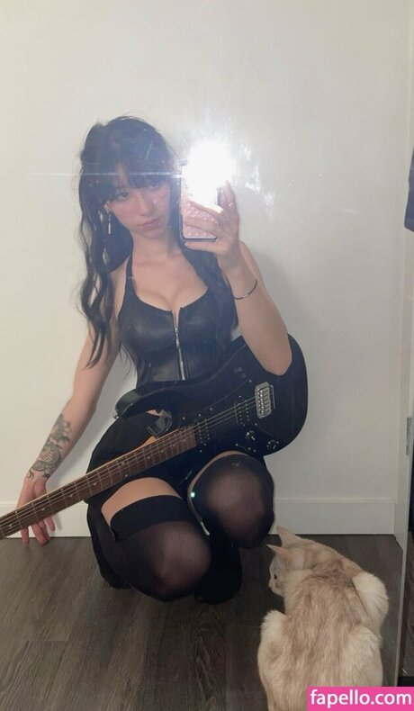 金髪の小柄なOnlyFans 美しいヌード 画像