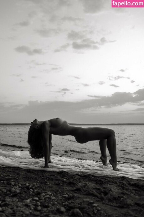 Yuliana Prokhorenko ポルノスター 裸 写真