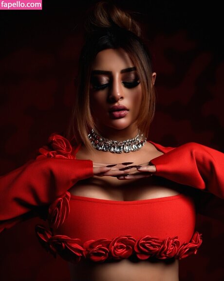 Avneet Kaur 限定モデル アーカイブ