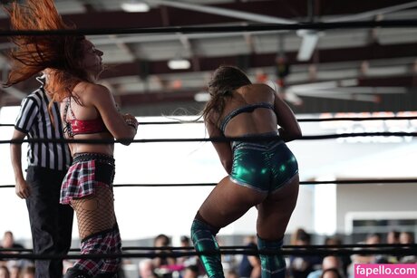 Kaci Lennox ポルノスター アート 写真