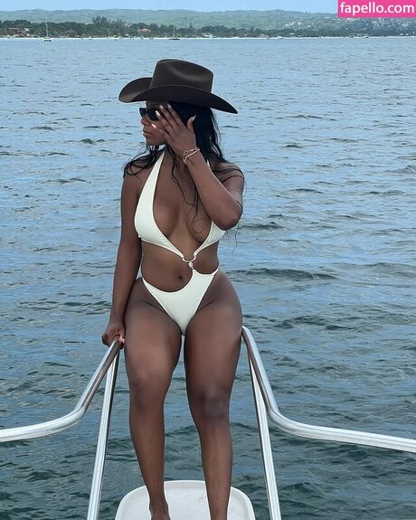 かわいい巨乳OnlyFans ヌード 画像