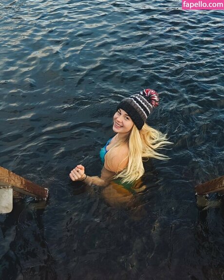 巨乳とお尻のOnlyFans 美しいヌード 画像