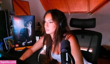 Honeyxxo ポルノモデル 写真