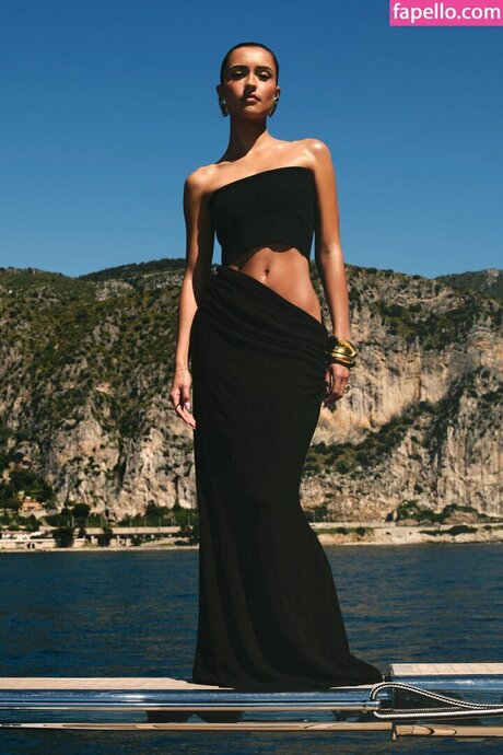 Alexandra Saint Mleux ヌードモデル 写真