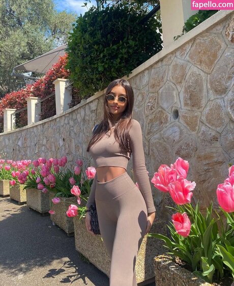 Alexandra Saint Mleux ホットモデル 写真